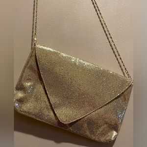 Flap shoulder bag. Color gold.